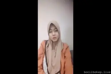Cewek cantik pamer tubuh coli di live