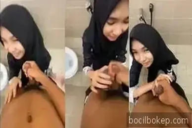 Kasih pacar cantik isep kontol di toilet